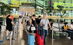 Lưỡng lự đi du lịch dịp lễ vì giá vé máy bay cao