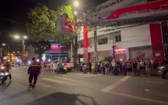 Nghẹt thở giải cứu đôi vợ chồng già mắc kẹt trong căn nhà bốc cháy