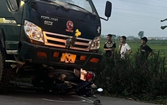 Xe máy va chạm xe tải, cháu bé 5 tuổi tử vong thương tâm