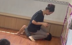 Hé lộ nguyên nhân chủ nhóm lớp đè đánh, nhét trái cây vào miệng trẻ