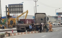 Bị cuốn vào gầm ô tô đầu kéo, nam tài xế xe máy tử vong