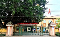 Cổng tiếp nhận bị khóa, bác sĩ chật vật đưa bệnh nhân vào cấp cứu