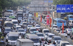Cửa ngõ Hà Nội càng về tối càng ken đặc người và xe trước kỳ nghỉ lễ 30/4