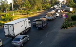 Cầu Rạch Miễu ùn ứ nghiêm trọng, CSGT điều tiết phương tiện đi 1 chiều