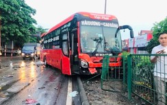 Xe khách lao vào lan can trên quốc lộ 5 sau va chạm