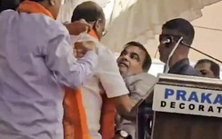 Bộ trưởng giao thông Ấn Độ ngất xỉu vì nắng nóng