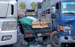 Bị kẹp giữa hai ô tô tải, người lái xe ba gác tử vong
