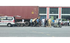 Xe máy đèo 4 va chạm ô tô đầu kéo trên quốc lộ 10 khiến một người tử vong