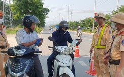 CSGT Vĩnh Phúc "đội nắng" phân luồng giao thông, hướng dẫn người dân về quê nghỉ lễ