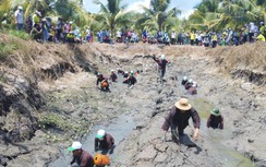 Nghỉ lễ về Cà Mau quậy bùn bắt cá lóc đồng