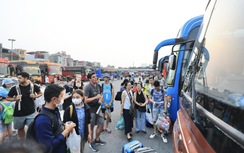 Bến xe vẫn đông nghẹt ngày đầu nghỉ lễ 30/4, dự kiến thưa dần từ chiều nay