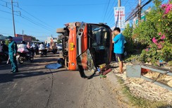 Xe khách chở 40 công nhân lật nhào trên quốc lộ 1 qua Long An