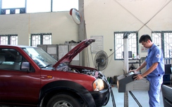 Trung tâm đăng kiểm vẫn tất bật hoạt động trong ngày đầu nghỉ lễ 30/4