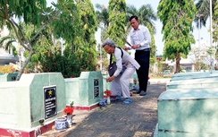 Nữ thương binh bán vé số dành tiền sửa mộ đồng đội