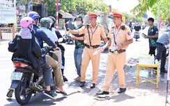 CSGT Đồng Nai trao khăn lạnh, nước suối cho người dân về quê giữa nắng nóng 40 độ