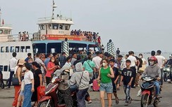 Lượng khách qua phà Đồng Bài ra Cát Bà tăng gấp đôi ngày thứ hai kỳ nghỉ lễ