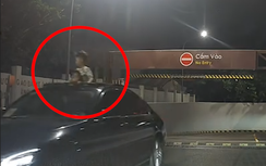 Thò đầu ra cửa sổ trời, cháu bé suýt va chạm với khung hạn chế chiều cao