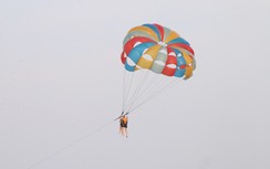 Nắng nóng đỉnh điểm, du khách ùn ùn đổ về tắm biển Đà Nẵng