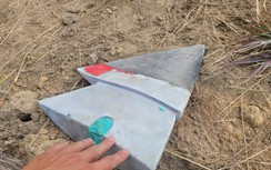 Mảnh vỡ từ quạt điện gió nặng 5kg bay xa hàng trăm mét rơi trên đất của dân