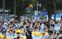 Công viên nước Hồ Tây ken kín người vui chơi giải nhiệt dịp nghỉ lễ