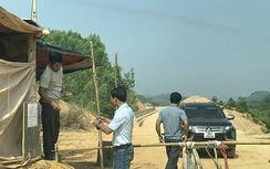 Tự ý mở đường qua rẫy, dựng barie thu tiền xe qua lại