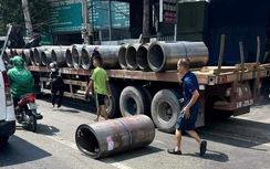 Cuộn thép rơi từ xe đầu kéo xuống đường, một người đi xe máy nhập viện cấp cứu