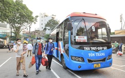 Người dân lỉnh kỉnh đồ đạc trở lại bến xe dù chưa hết kỳ nghỉ lễ 30/4