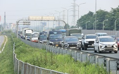 Chiều muộn ngày 30/4, cửa ngõ Hà Nội đông nghẹt người về