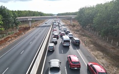 Người dân kết thúc kỳ nghỉ sớm, cao tốc Phan Thiết - Dầu Giây đông đúc
