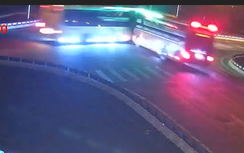 Khoảnh khắc hai xe khách chạy tốc độ cao tông nhau giữa nút giao