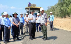 Video: Thị sát cao tốc, Thủ tướng hài lòng trước khí thế thi công xuyên nghỉ lễ 30/4-1/5