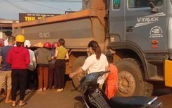 Bé trai bị xe tải cán tử vong, người mẹ ôm thi thể con gào khóc
