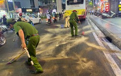 Ô tô buýt sập hố ga, dầu chảy lênh láng khiến nhiều người đi xe máy trượt ngã ở Hà Nội
