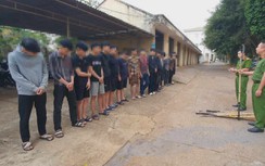 Triệu tập 18 thanh, thiếu niên mang dao rựa chém nhau trên phố