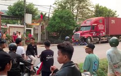 Rợn người xe máy lách qua đầu ô tô con, đâm móp xe đầu kéo trên QL9