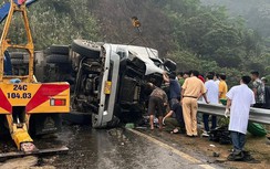 Lật xe đầu kéo ở Lào Cai, 3 người bị thương mắc kẹt trong cabin