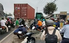 Xe container tông xe máy trên QL22 khiến 3 người trọng thương