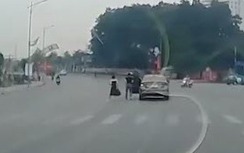 Hai phụ nữ thản nhiên dừng xe giữa đường, mở cửa xuống xe nói chuyện