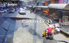 Đường bất ngờ sụt lún, hai cha con đi xe máy rơi xuống hố tử thần