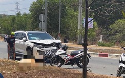 Xe máy va chạm ô tô khiến người đàn ông tử vong