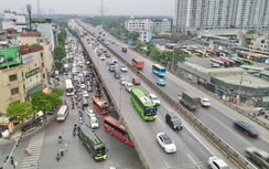 Đường vào Hà Nội thông thoáng, ùn ứ cục bộ khu vực bến xe