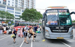 Cả vạn người quay lại Hà Nội ngày cuối nghỉ lễ, xe khách dồn dập về bến
