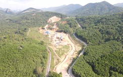 Công nhân dựng lán trong rừng, bạt nút mở đường tàu xuyên đèo Khe Nét