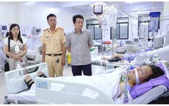 Tự đâm vào dải phân cách, hai học sinh lớp 10 đi xe máy thương vong