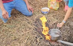 Nhiều người đổ xô đi xem hố lớn bốc cháy giữa đồng ở Sóc Trăng