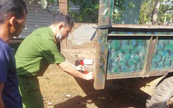 Dán phản quang trên xe công nông để ngăn tai nạn giao thông