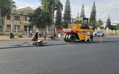 Bà lái xe tông vào xe lu đang thi công, cháu tử vong