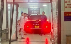 Đồng Nai: Dừng xe trả khách, ô tô điện tông sập cửa kính phòng cấp cứu