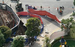 Mưa lớn làm sạt đường khu đô thị phía Tây Hà Nội