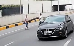 Thấy khúc gỗ lớn án ngữ giữa cao tốc, hai tài xế rủ nhau làm việc tốt